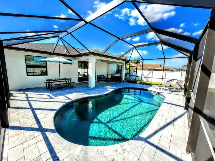 Blue Door Retreat - Luxury Pool Home - Sleeps 8 Кейп-Корал Екстер'єр фото