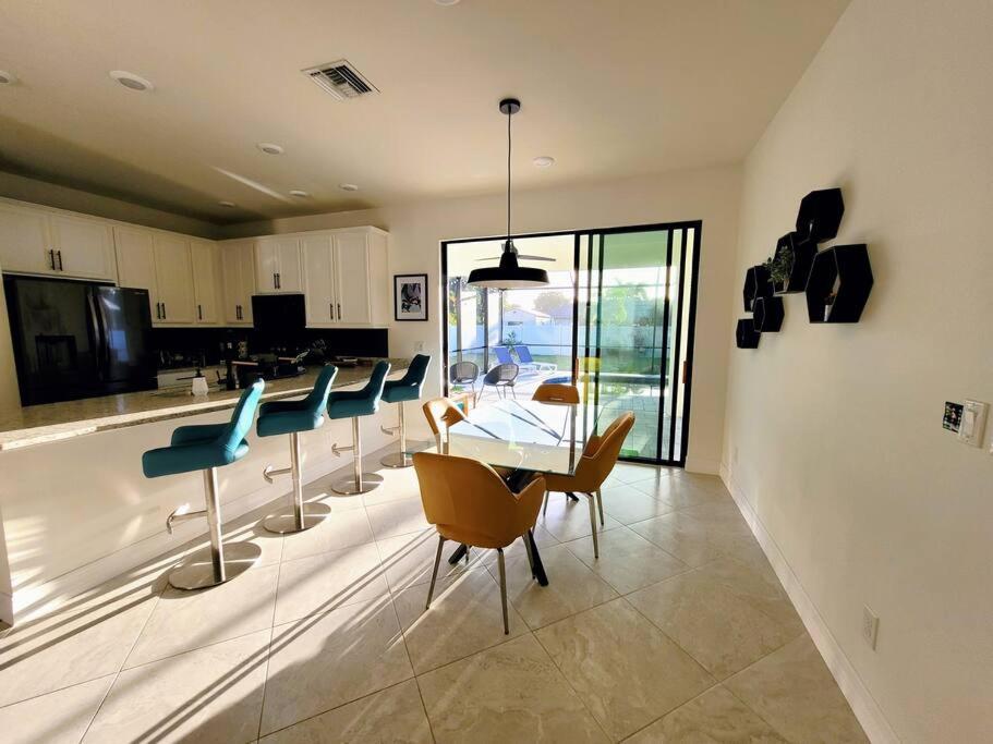 Blue Door Retreat - Luxury Pool Home - Sleeps 8 Кейп-Корал Екстер'єр фото