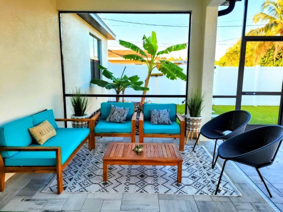Blue Door Retreat - Luxury Pool Home - Sleeps 8 Кейп-Корал Екстер'єр фото